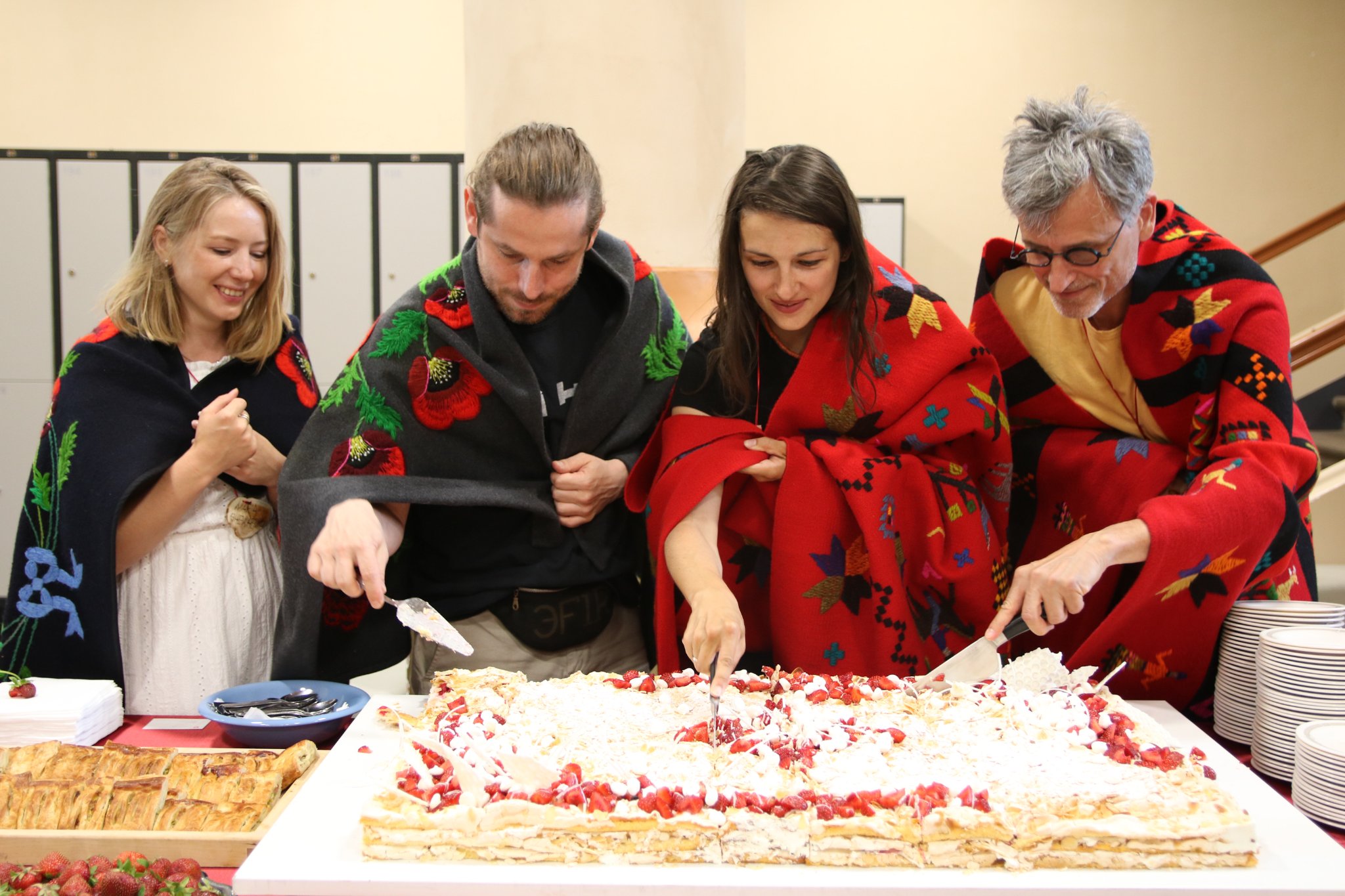 The winners of the festival share the traditional cake (from left): Maria Shevtchenko /Ukraine), Oleksiy Radynski (Ukraine), Uliana Osovska (Ukraine), Boris van der Avoort (Belgium).
